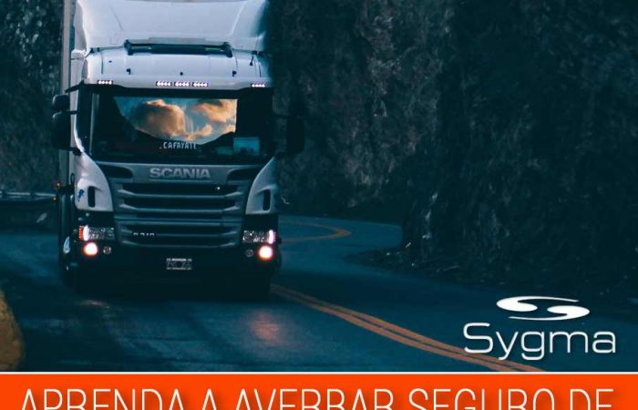 Caminhão na estrada com título Aprenda a averbar seguro de carga de forma automática