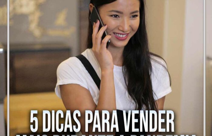 Mulher sorrindo, falando ao celular, ao realizar atendimento online
