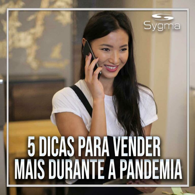 Mulher sorrindo, falando ao celular, ao realizar atendimento online