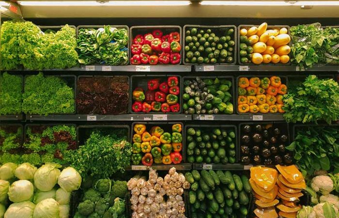 Prateleira de alimentos hortifruti que tem rastreabilidade vegetal obrigatória