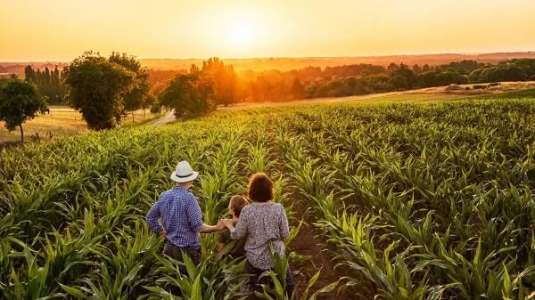 Produtor Rural no campo com familiares