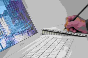 Pessoa usando notebook e fazendo anotações em caderno. A imagem simboliza a importância do certificado digital produtor rural