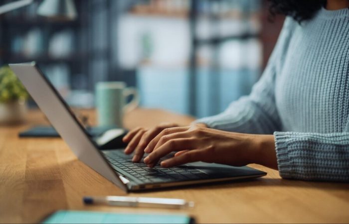 pessoa usando computador após saber como preencher nota fiscal