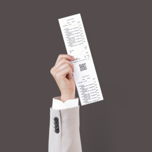 Uma mão segurando uma nota fiscal, ilustrando o conteúdo sobre chave de acesso nota fiscal.