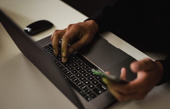Empresário usando notebook para emitir nota fiscal eletrônica