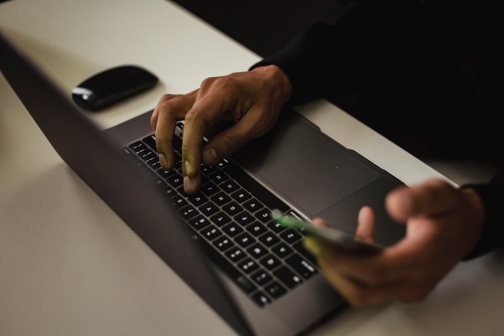 Empresário usando notebook para emitir nota fiscal eletrônica