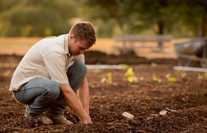 Homem do campo plantando em propriedade rural, simbolizando o IPTU rural
