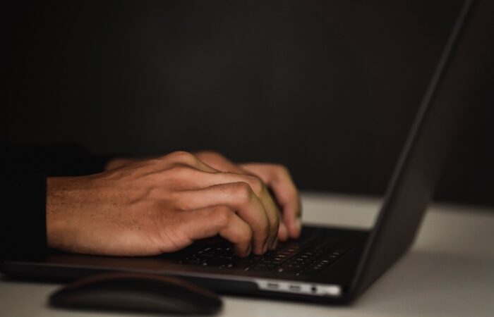 Pessoa usando notebook para recusa de nota fiscal