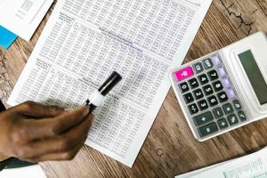 pessoa calculando imposto de renda produtor rural