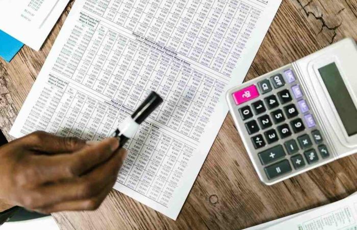pessoa calculando imposto de renda produtor rural