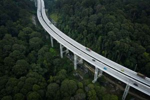 ponte com veículos, representando o processo de transbordo de carga