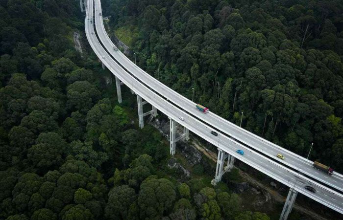 ponte com veículos, representando o processo de transbordo de carga