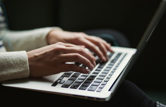 pessoa emitindo o CCIR pelo computador