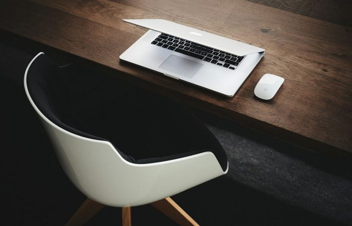 escritório com cadeira e computador representando a emissão de certificado a1 e a3