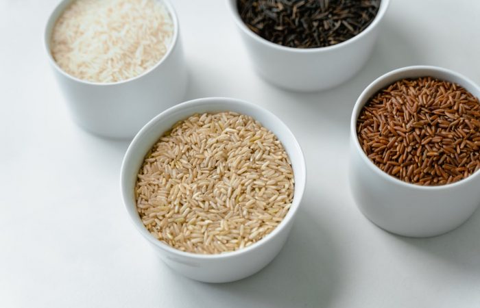 Quatro recipientes com quatro tipos de arroz