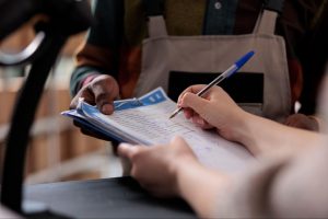 pessoa preenchendo documento representando o CTe Simplificado