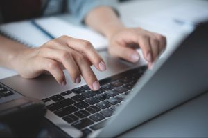 pessoa pesquisando no computador sobre automação fiscal
