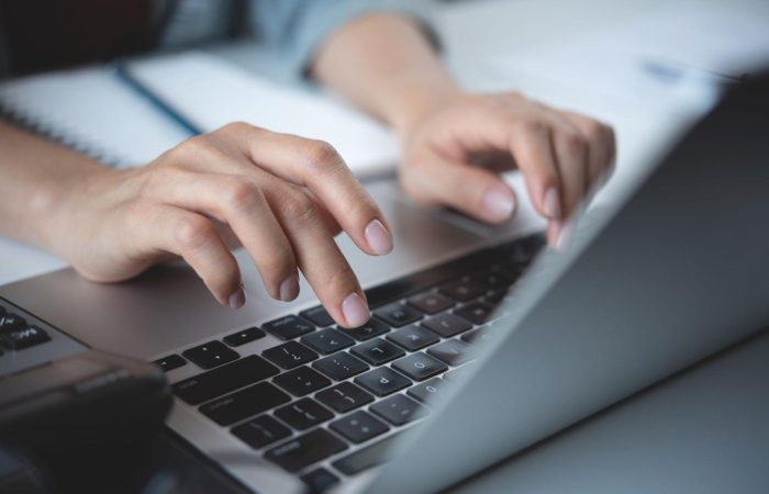 pessoa pesquisando no computador sobre automação fiscal