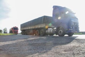 caminhão representando o ICMS transporte