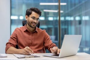 homem verificando data de competência pelo notebook