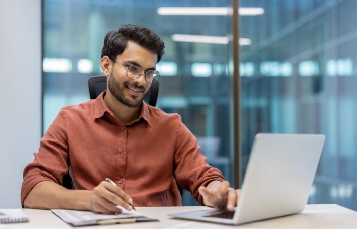 homem verificando data de competência pelo notebook