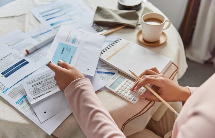 pessoa em mesa de escritório verificando nota fiscal eletrônica inutilizada