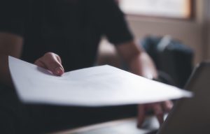 pessoa segurando papel representando a manifestação do destinatário