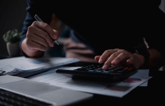 pessoa usando calculadora representando o código de enquadramento do IPI